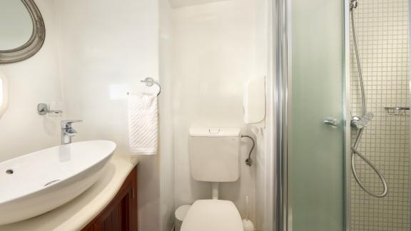 Modern bathroom on the Gulet Linda with a shower, washbasin and toilet.